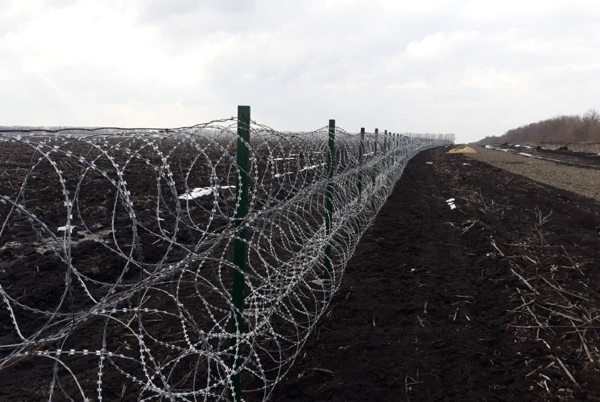 Литва почала будівництво паркану з колючого дроту на кордоні з Білоруссю