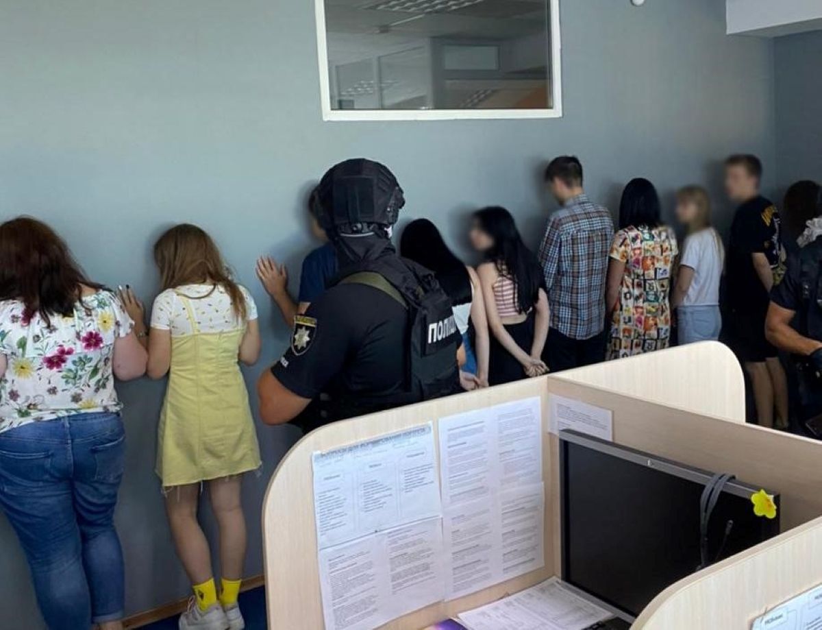 Правоохоронці викрили колекторів, які погрожували людям насильством і розповсюдженням порно