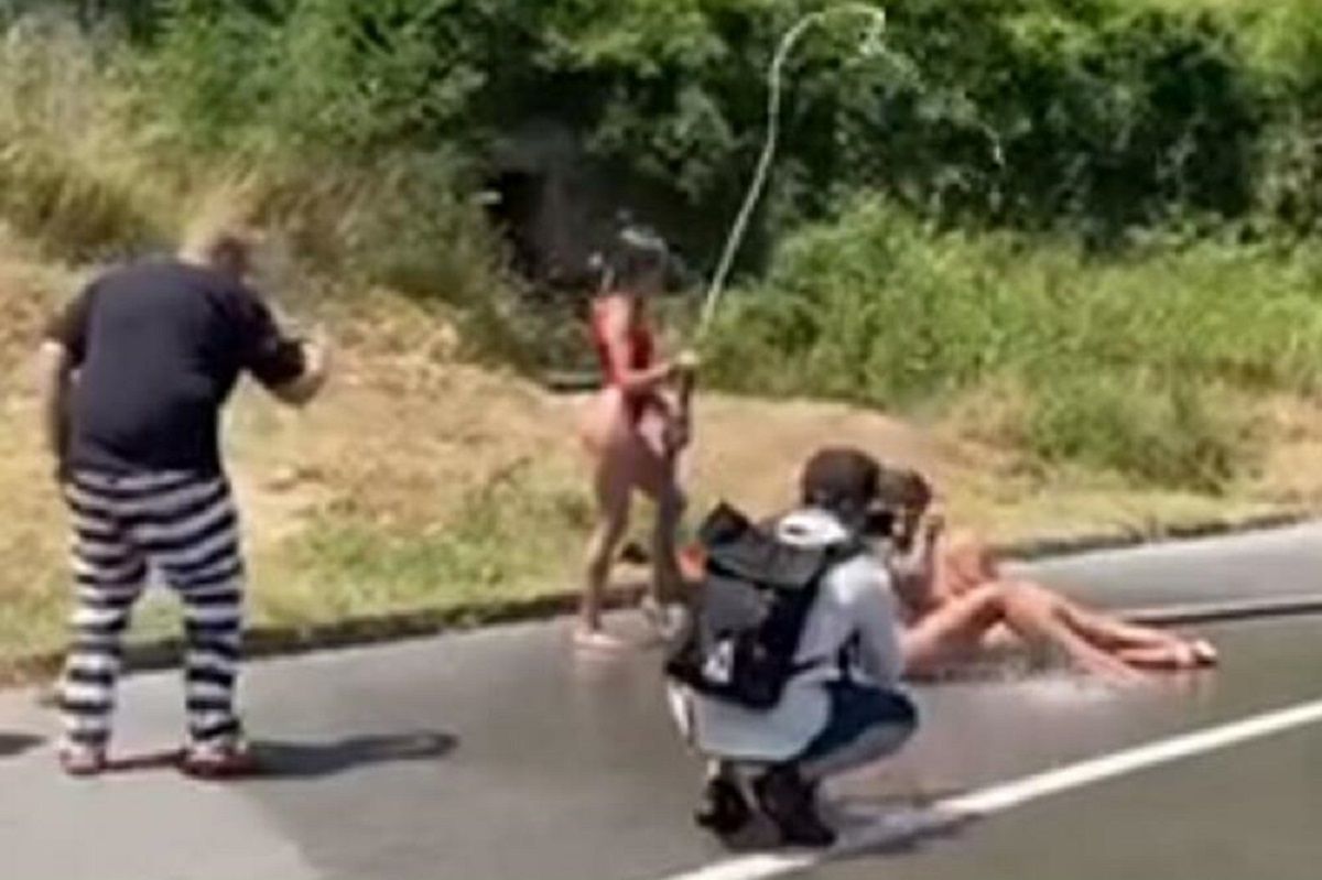 Трьох українок оштрафували в Чорногорії за оголену фотосесію на дорозі