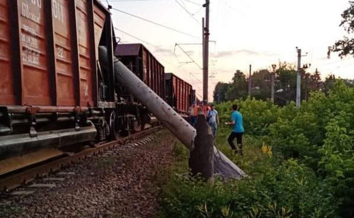 Низка поїздів суттєво затримуються через аварію під Києвом