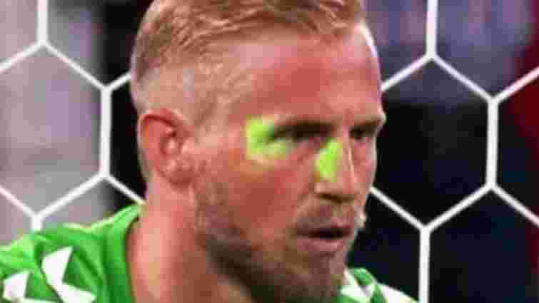 УЄФА оштрафувала АФ Англії за фанатів, які лазером світили в очі голкіперу Данії