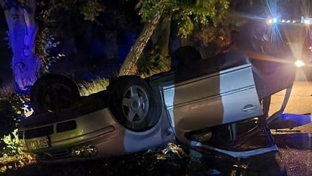 Легковий автомобіль з 10 пасажирами всередині перекинувся під Києвом, є загиблі