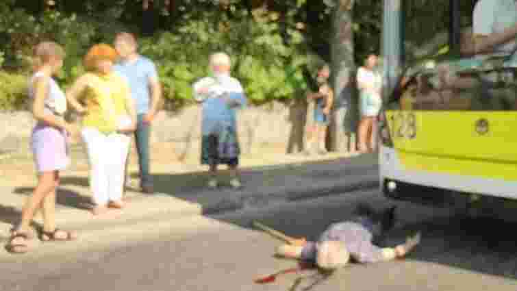 55-річний чоловік потрапив під колеса тролейбуса у Львові
