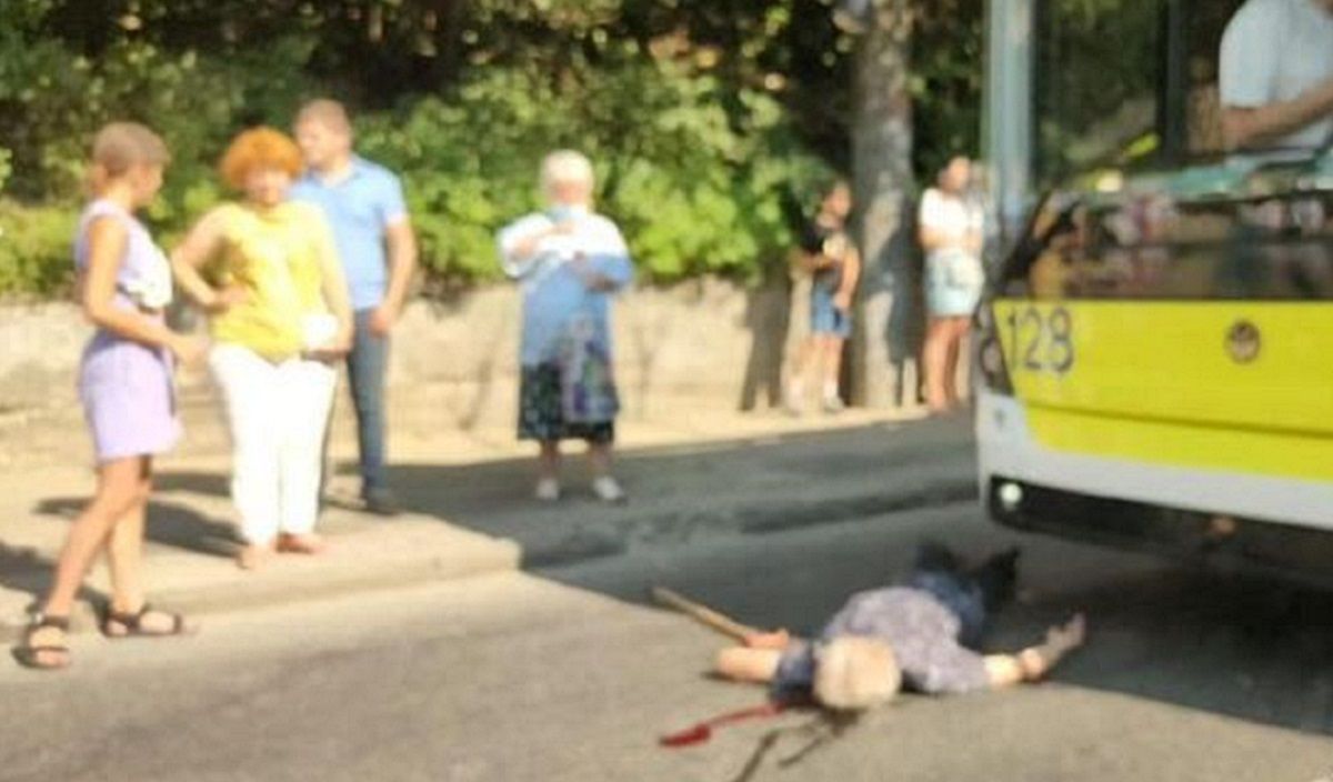 55-річний чоловік потрапив під колеса тролейбуса у Львові