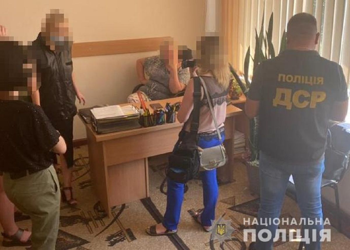 Чиновниця Хмельницької ОДА вимагала 5 тис. доларів за усиновлення дитини