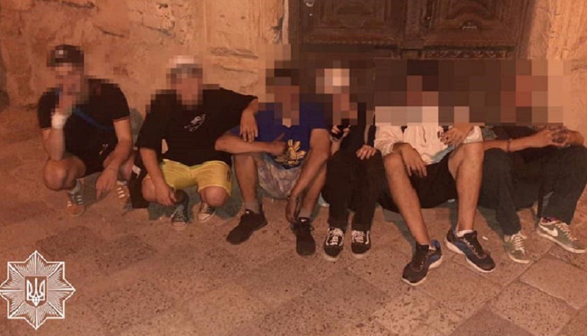 Вночі у центрі Львова поліція затримала шістьох графітчиків