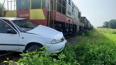 Біля Рави-Руської вантажний поїзд протаранив Daewoo, загинула водійка