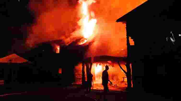 Від удару блискавки на Закарпатті загорівся дерев'яний готель