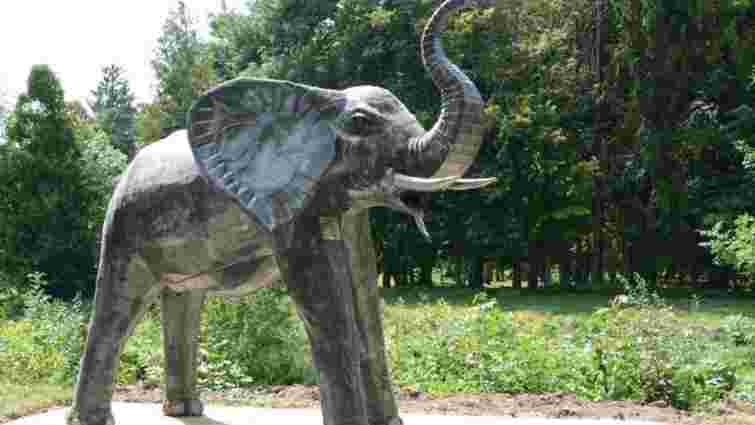 У луцькому парку встановили кількаметрові скульптури динозавра і слона