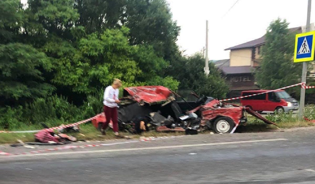 17-річний водій ВАЗ врізався у вантажівку на трасі під Львовом
