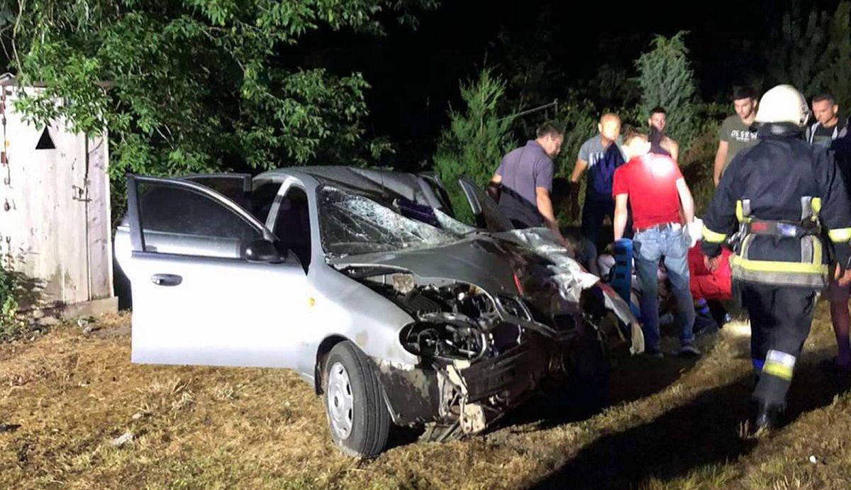 На Самбірщині водій в’їхав у електроопору, постраждали двоє людей