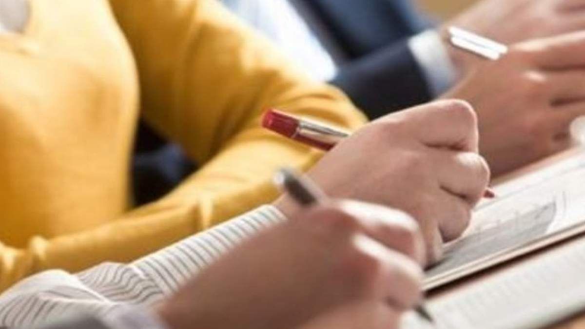 В Україні чиновники уперше складають іспит на володіння державною мовою