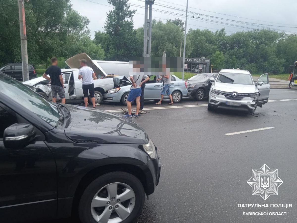 На перехресті вул. Стрийська – Наукова зіткнулося шість автомобілів