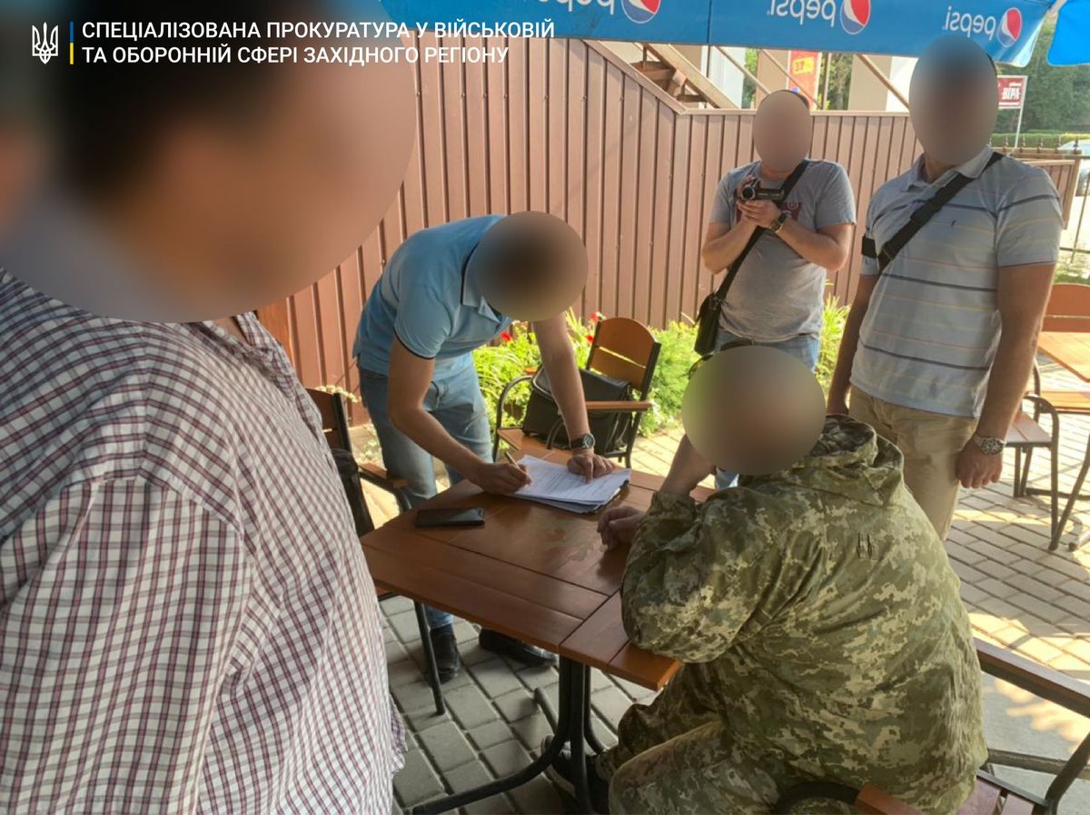  У Володимирі-Волинському на хабарі в 1800 доларів затримали командира взводу