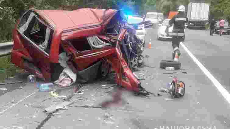 Внаслідок зіткнення мікроавтобуса із вантажівкою на Закарпатті загинула 23-річна жінка