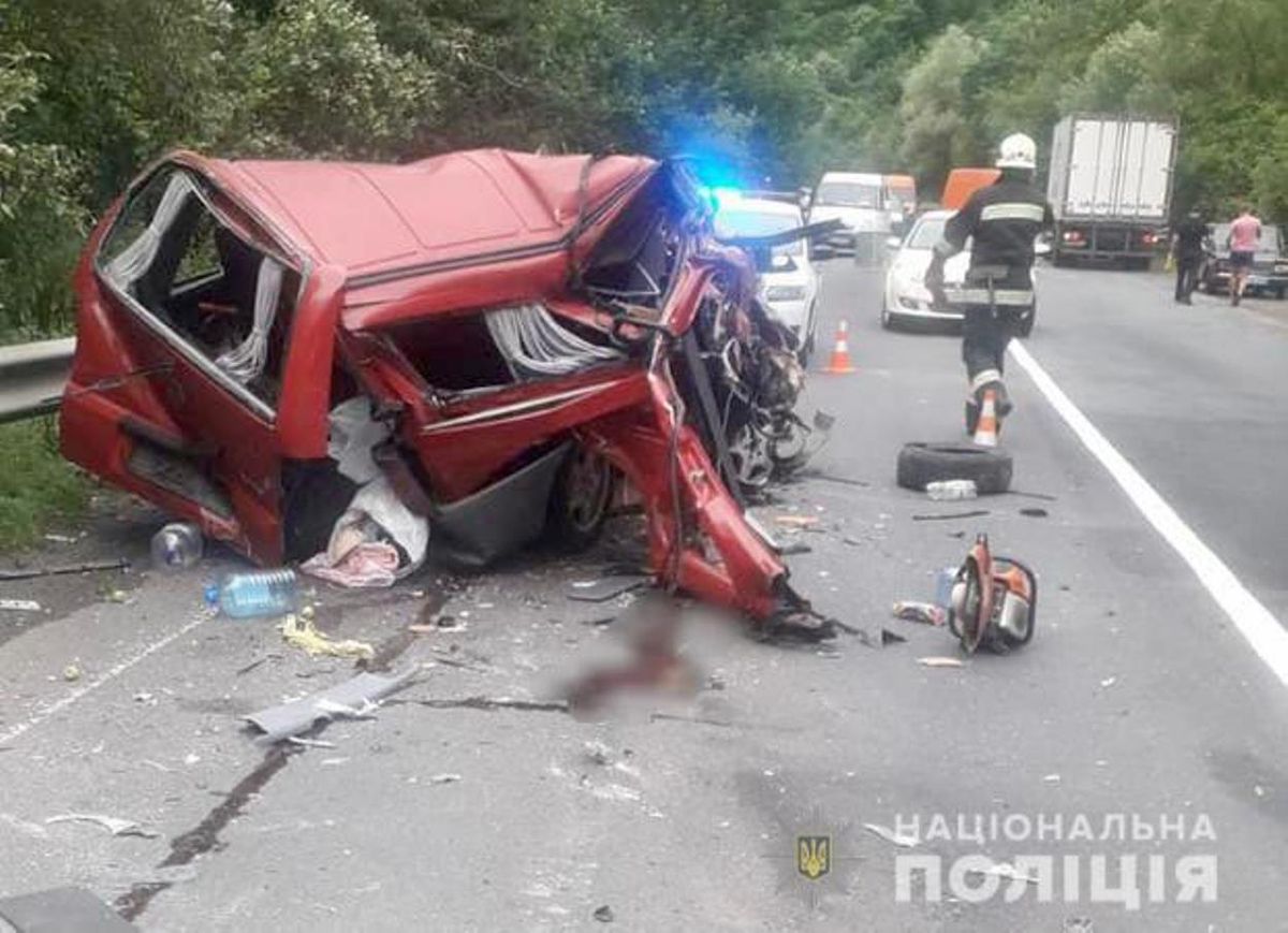 Внаслідок зіткнення мікроавтобуса із вантажівкою на Закарпатті загинула 23-річна жінка
