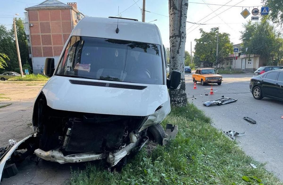 У Запоріжжі у ДТП за участі маршрутки постраждало 13 людей