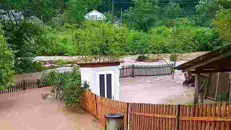 Через сильні дощі у селі на Тернопільщині підтопило подвір'я та городи