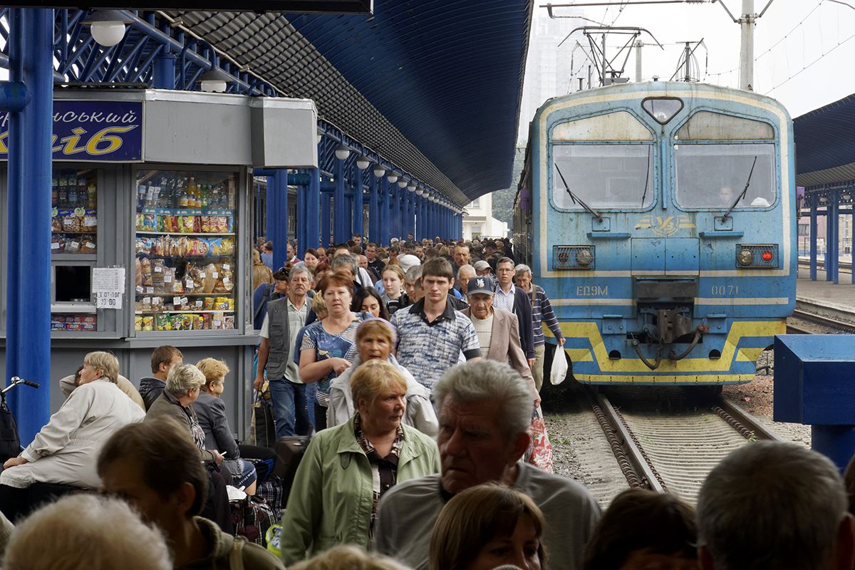 «Укрзалізниця» повідомила про запізнення 15 поїздів через негоду