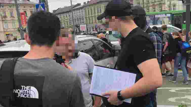 Одного з львівських прокурорів затримали з хабарем 2000 доларів від поліцейського