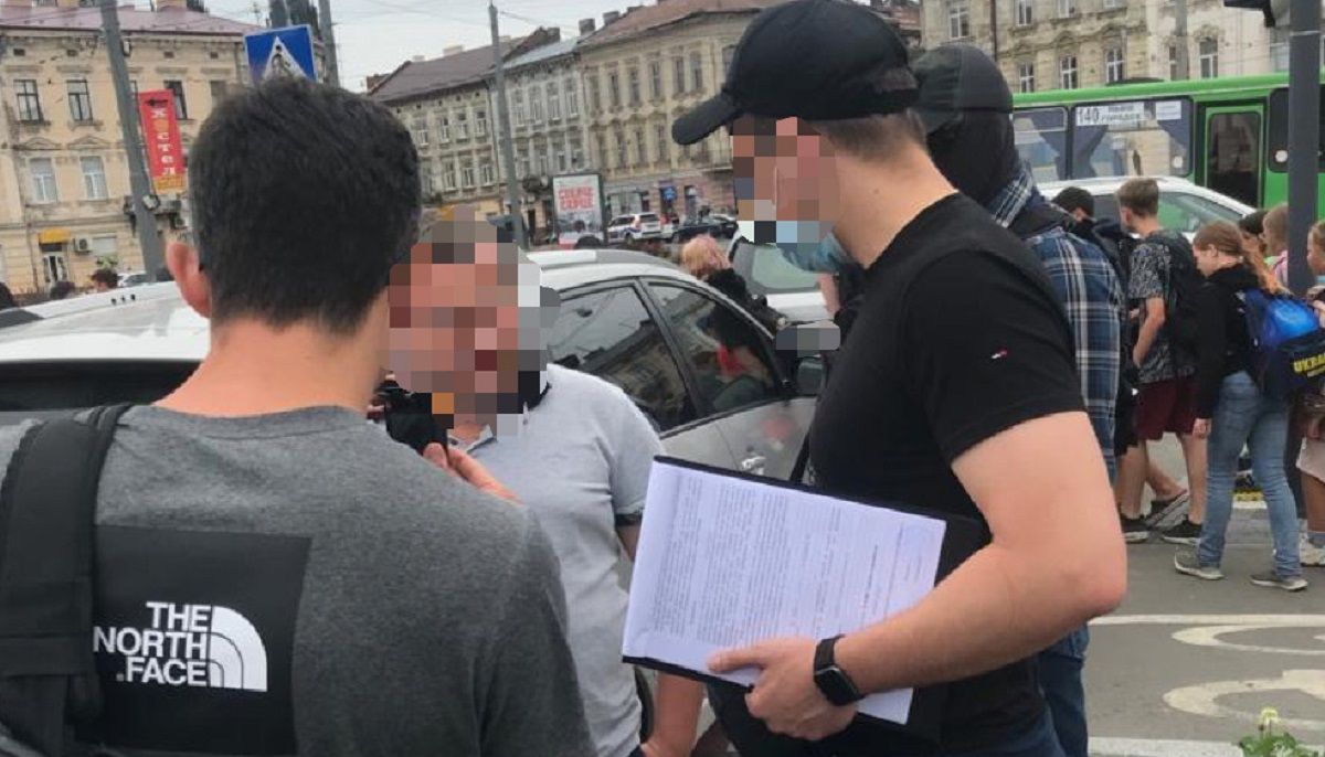 Одного з львівських прокурорів затримали з хабарем 2000 доларів від поліцейського