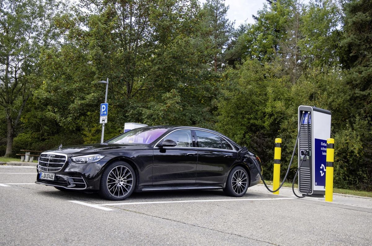Новий Mercedes-Benz S-Class отримав можливість заряджатись від розетки
