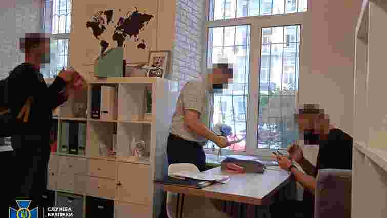 У Києві дві турфірми викрили у торгівлі підробленими ПЛР-тестами