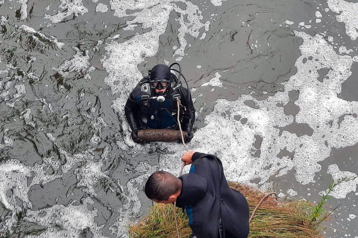 Поблизу Тернополя водолази дістали із річки три снаряди