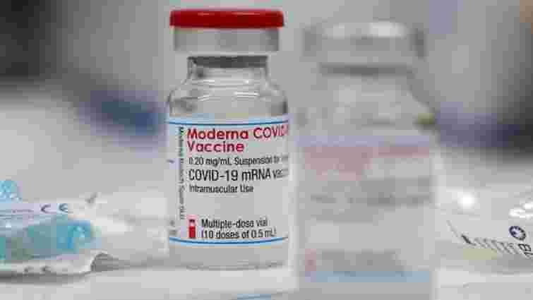 На вихідних у трьох центрах вакцинації львів’ян щепитимуть вакциною Moderna