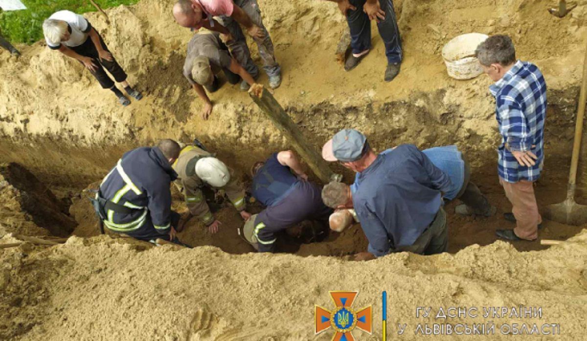 Під час копання траншеї на Стрийщині землею засипало 39-річного чоловіка