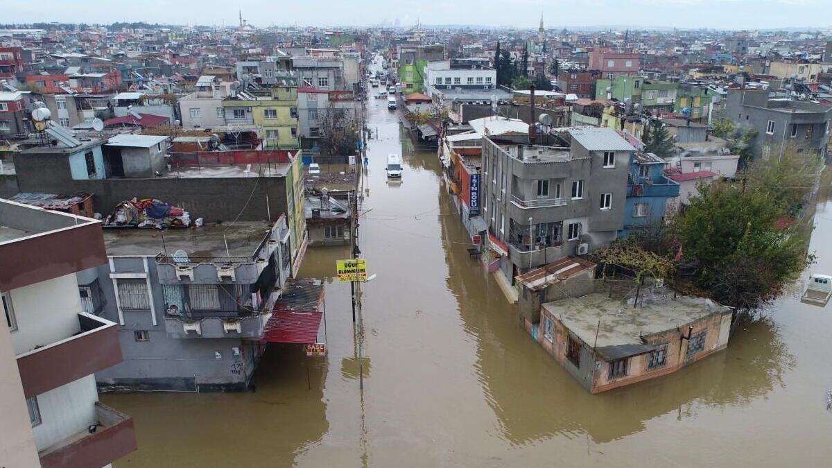 Руйнівна повінь затопила дві провінції на чорноморському узбережжі Туреччини