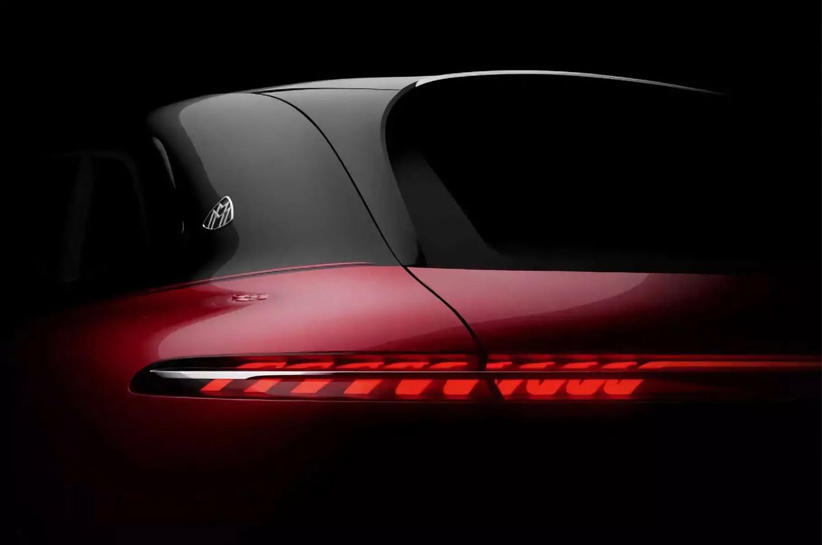Mercedes показав фото першого електричного кросовера Maybach