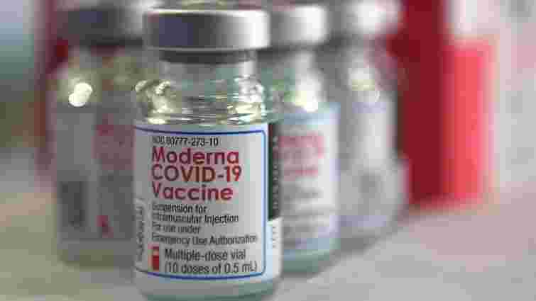 Євросоюз дозволив щепити підлітків американською вакциною Moderna