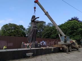 У Львові остаточно демонтували радянський Монумент слави