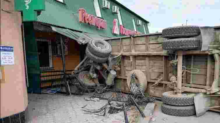 На Тернопільщині причіп вантажівки протаранив ресторан