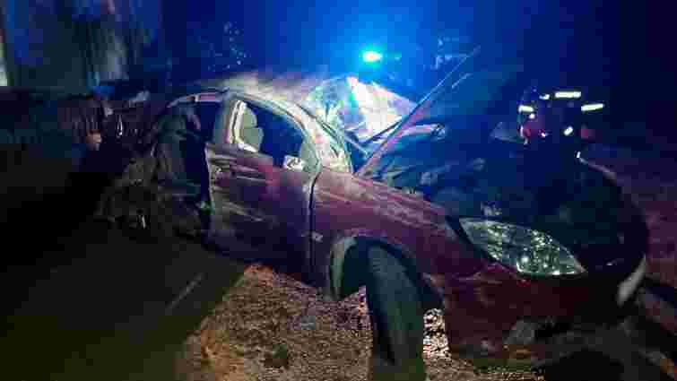 Внаслідок зіткнення з кам'яною огорожею у Чернівецькій області загинув 25-річний водій