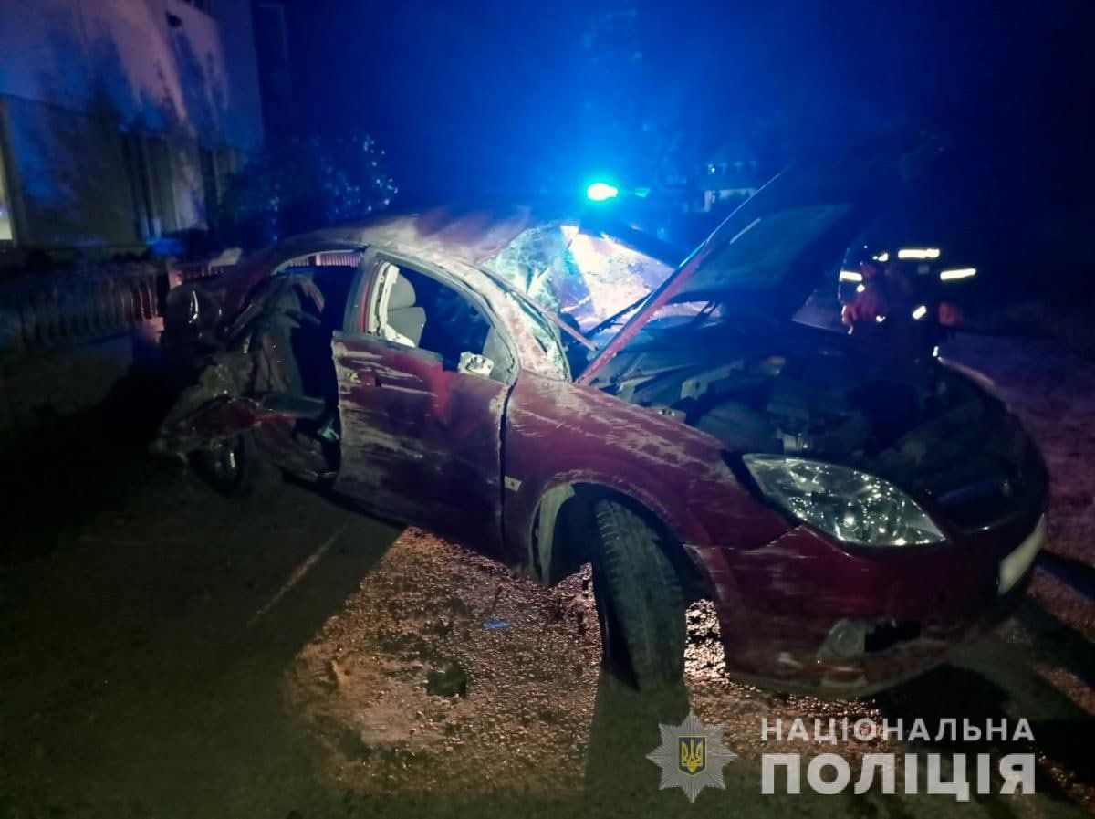 Внаслідок зіткнення з кам'яною огорожею у Чернівецькій області загинув 25-річний водій