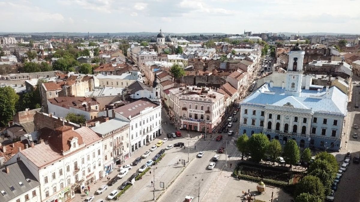 Мерія Чернівців розпочала опитування про реконструкцію головної площі міста