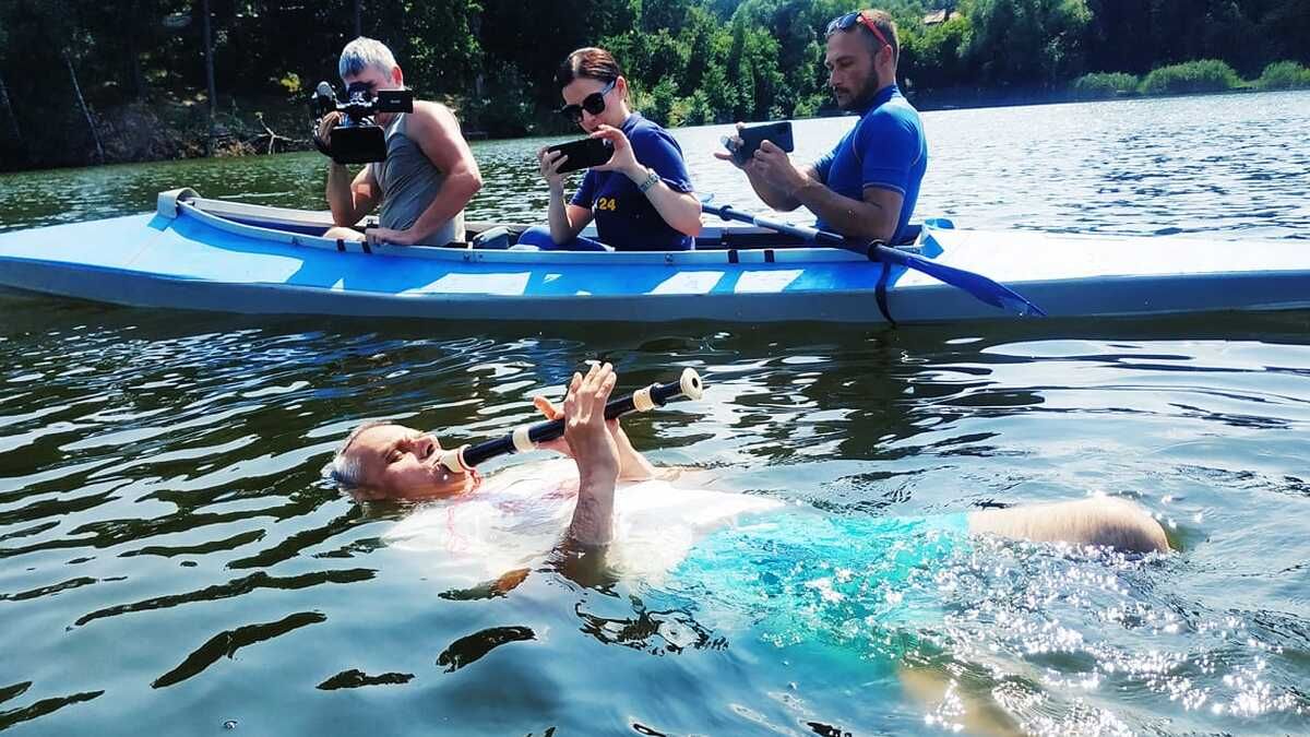Заплив на спині і з флейтою. «ЄС» похвалилась дивним рекордом