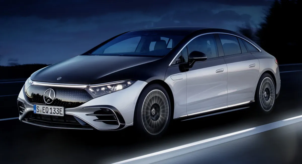 Розкішний седан Mercedes-Benz EQS пропонуватиме поворотні задні колеса за підпискою