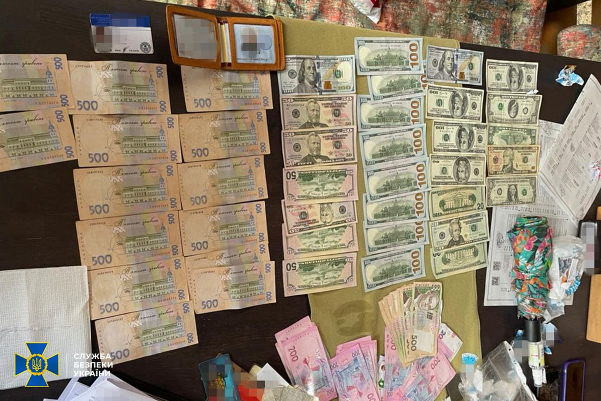 В Києві за торгівлю дипломами затримали радницю ректора приватного університету