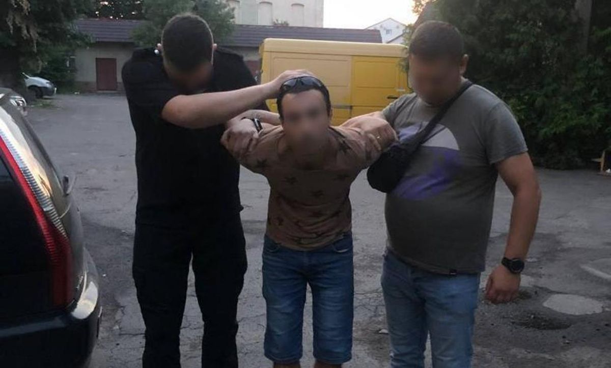 Через нерозділене кохання 30-річний мукачівець закрив у квартирі побиту дівчину