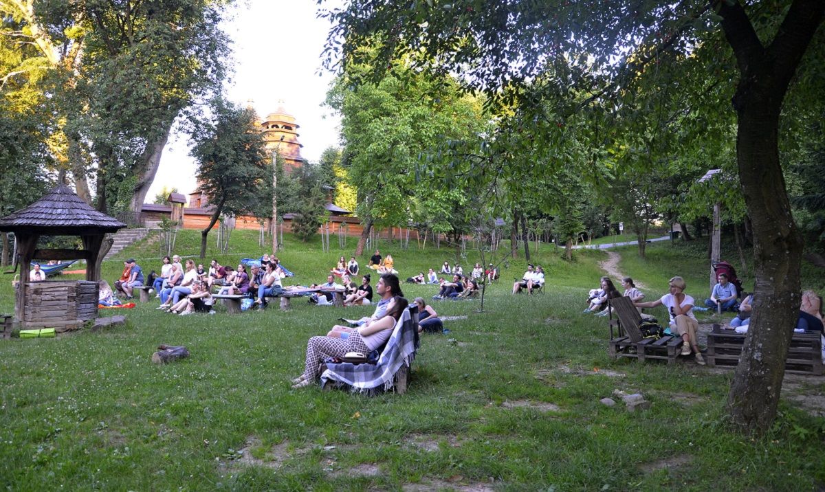 До кінця літа у Шевченківському гаю демонструватимуть українську кінокласику просто неба