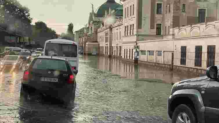 Через раптову зливу в Чернівцях підтопило центр міста