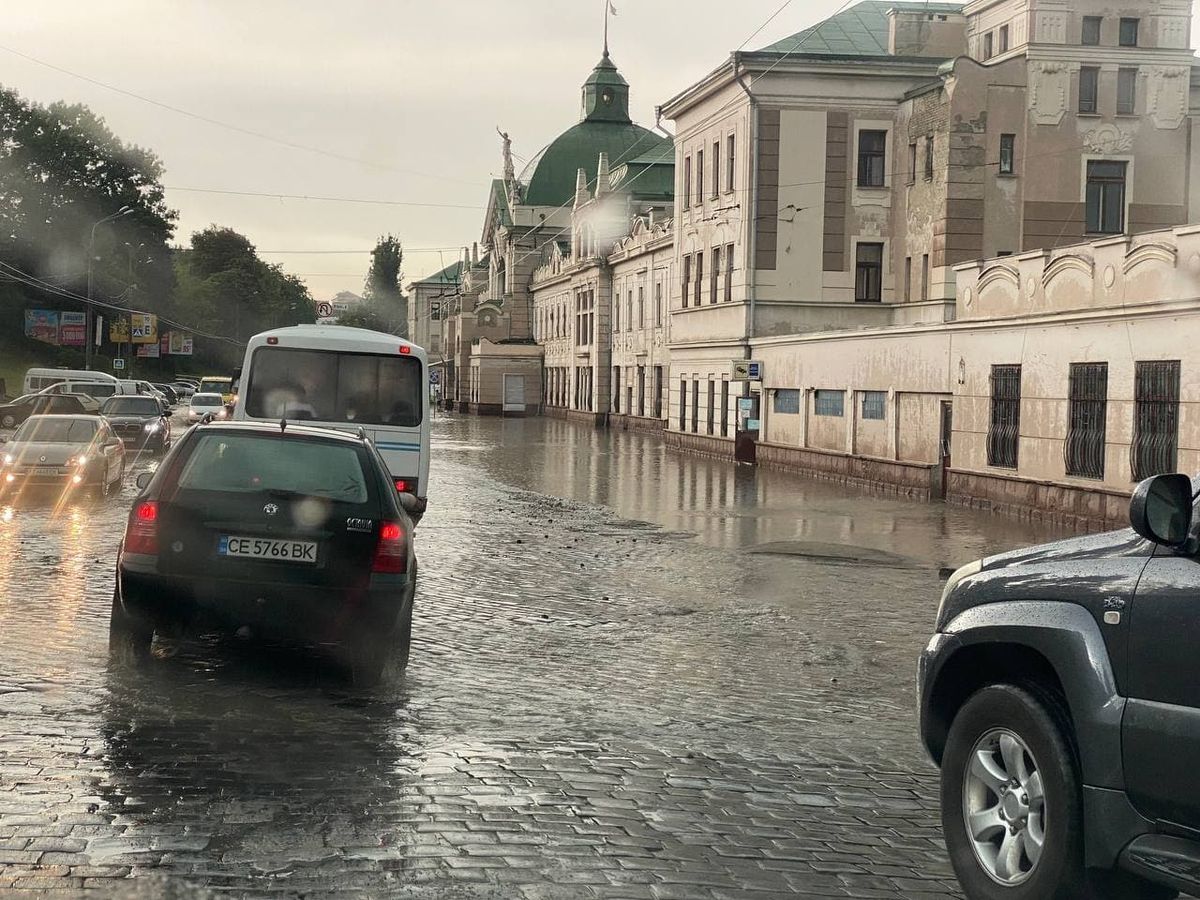 Через раптову зливу в Чернівцях підтопило центр міста