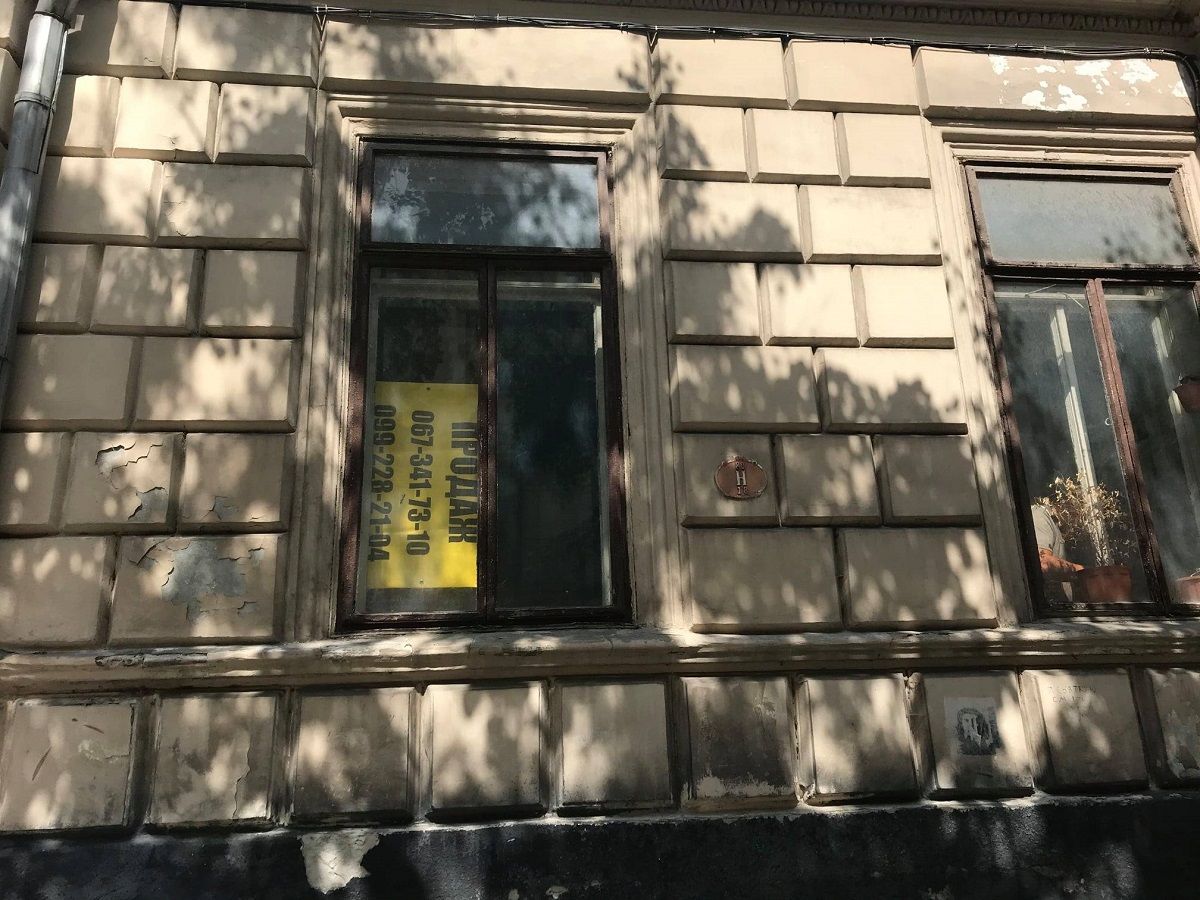 Шахраї вдруге намагаються продати приміщення Львівського медуніверситету в центрі міста