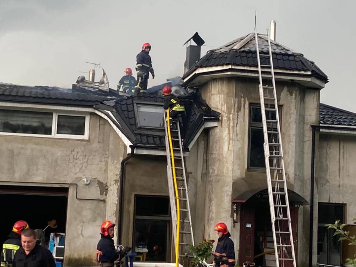 Поліція розпочала розслідування падіння літака у Коломиї