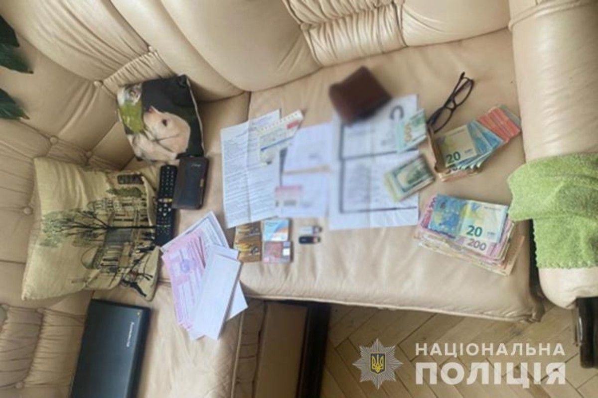 Групу тернополян затримали за підробку дипломів, водійських посвідчень та ПЛР-тестів