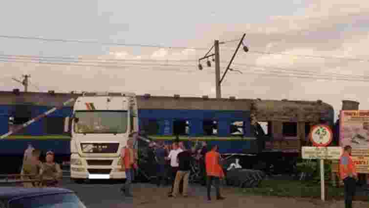 Низка поїздів затримується через зіткнення вантажівки із потягом на Полтавщині