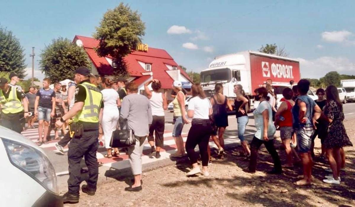 На Прикарпатті селяни перекрили дорогу через ДТП з 12-річною дівчиною
